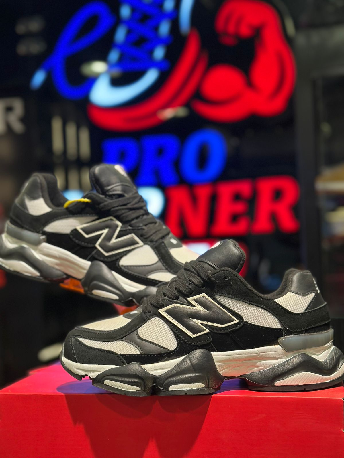 9060 Black White 2